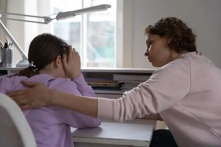 „Rodinné důvody“ jako omluvenka dítěte už nestačí. Školy chtějí znát skutečný důvod absence a strkají nos do soukromí